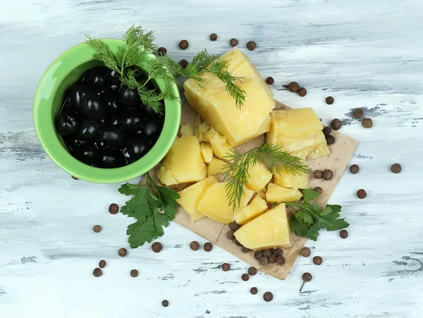 Queso parmesano, hierbas frescas y aceitunas sobre fondo de madera —  Fotos de Stock