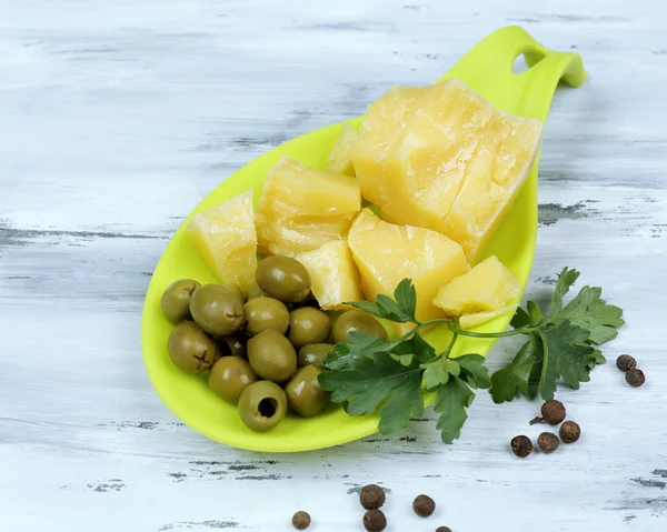 Parmesan peyniri, taze otlar ve zeytin ahşap zemin üzerinde — Stok fotoğraf