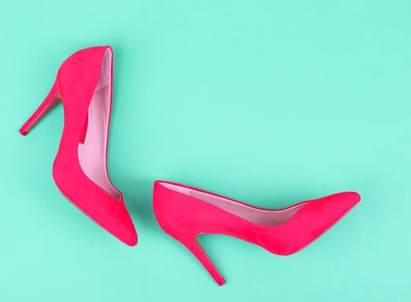 Beautiful red female shoes, on green background — Stock Photo, Image