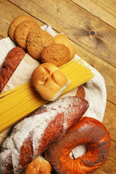 Productos de panadería sobre mesa de madera —  Fotos de Stock