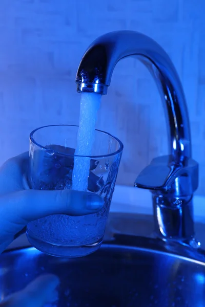 Enchendo o copo de água — Fotografia de Stock
