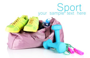 spor çantası ile üzerine beyaz izole spor malzemeleri