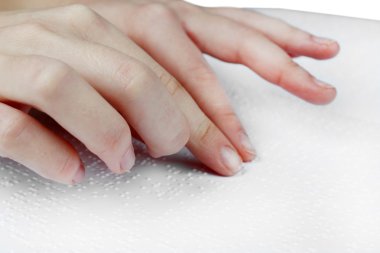 kör kadın Braille yazılmış kitap okumak