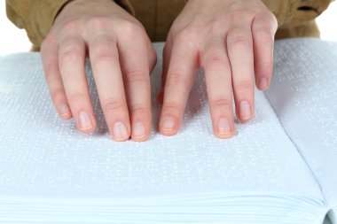 kör kadın Braille yazılmış kitap okumak