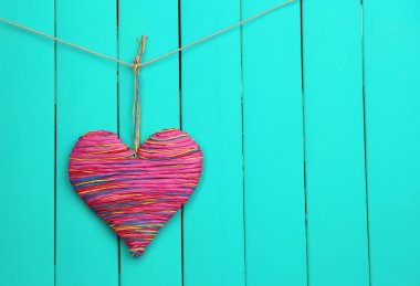 Ahşap arka planda dekoratif kalp