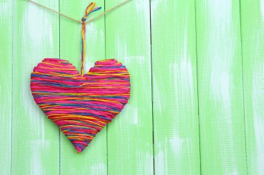 Ahşap arka planda dekoratif kalp