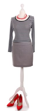 kadın giyim üzerine beyaz izole ayakkabı ile manken üzerinde