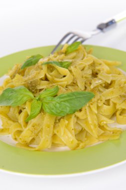 lezzetli pasta plaka yakın çekim üzerine pesto ile