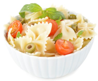 lezzetli pasta plaka üzerinde beyaz izole domates ile