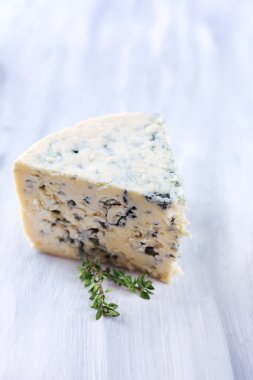 ahşap masa üzerine kekik ile lezzetli mavi peynir