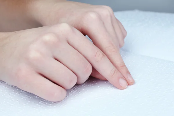 Femme aveugle lire le livre écrit en braille — Photo