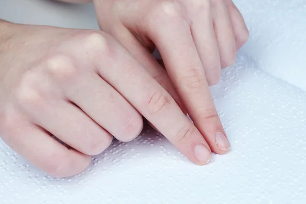 Mujer ciega leer libro escrito en Braille —  Fotos de Stock