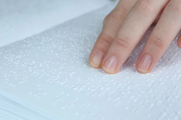 Τυφλή γυναίκα διαβάσει βιβλίο γραμμένο στη γραφή braille — Φωτογραφία Αρχείου