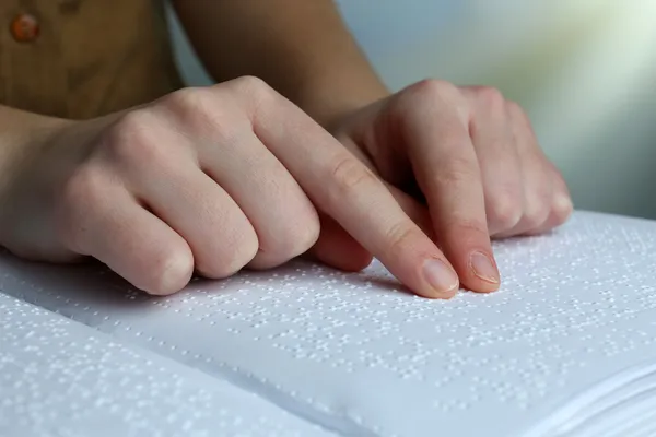 Donna cieca leggere un libro scritto in Braille — Foto Stock