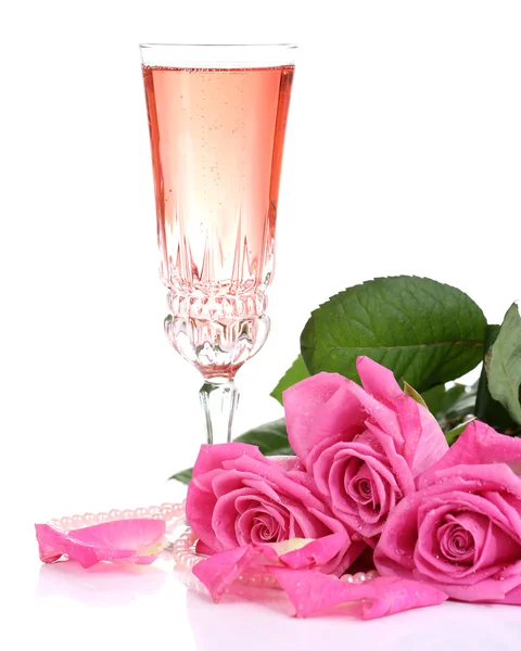 Sammansättning med rosa gnistra vin i glas och rosa rosor isolerad på vit — Stockfoto