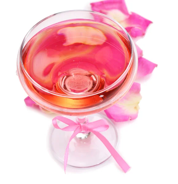 Composición con vino espumoso rosa en copa y pétalos de rosa aislados en blanco —  Fotos de Stock