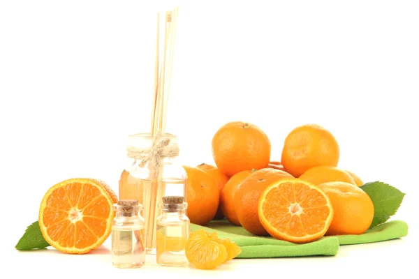 Aceite esencial de mandarina y mandarinas, aislados en blanco — Foto de Stock