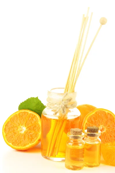 Ефірна олія мандарина і мандарини, ізольовані на білому — стокове фото
