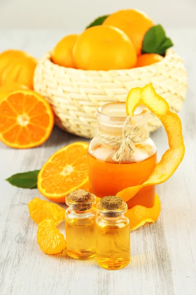 Olio essenziale di mandarino e mandarini sul tavolo di legno — Foto Stock