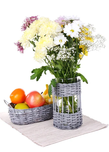 Schöne Chrysanthemenblüten in der Vase isoliert auf weiß — Stockfoto