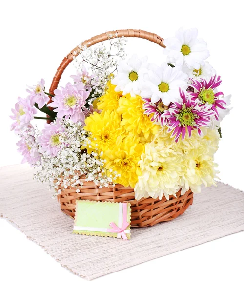 Hermosas flores de crisantemo en canasta de mimbre aislada en blanco —  Fotos de Stock