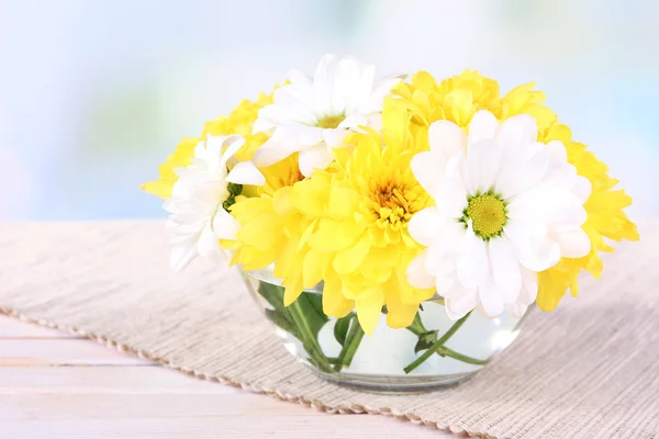 Bellissimi fiori di crisantemo in vaso sul tavolo su sfondo chiaro — Foto Stock