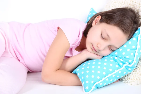 Красивая маленькая девочка спит, крупным планом — стоковое фото