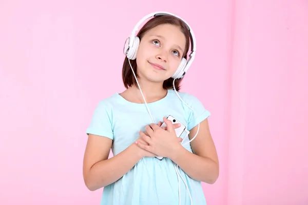 Mooi meisje luisteren naar muziek en dansen op sofa en luisteren naar muziek, op huis interieur achtergrond — Stockfoto