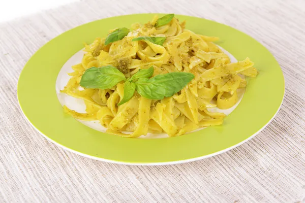 Massa deliciosa com pesto no prato na mesa close-up — Fotografia de Stock