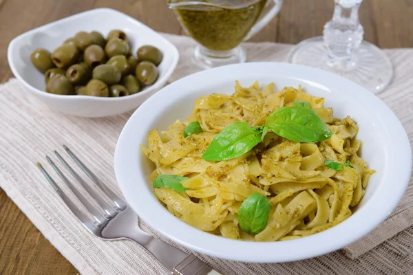 Délicieuses pâtes avec pesto sur assiette sur table close-up — Photo