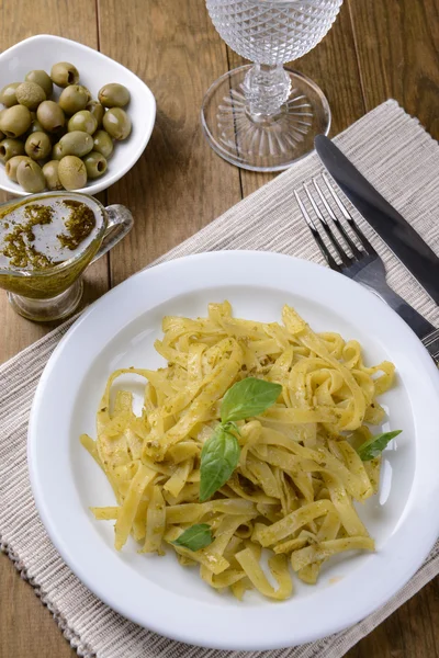 Paste delicioase cu pesto pe farfurie pe masa aproape — Fotografie, imagine de stoc