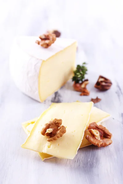 Queijo saboroso Camembert com nozes e tomilho, sobre mesa de madeira — Fotografia de Stock