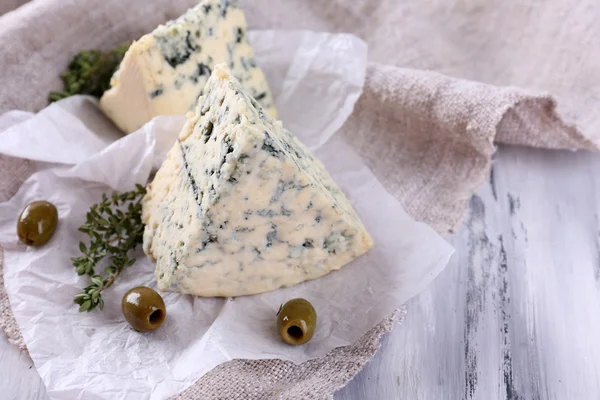 Savoureux fromage bleu au thym et olives sur papier — Photo