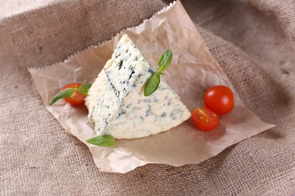 美味的蓝奶酪，番茄、 罗勒、 粗麻布背景 — 图库照片