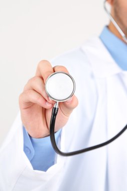 Beyaz arka plan üzerinde izole erkek doktor