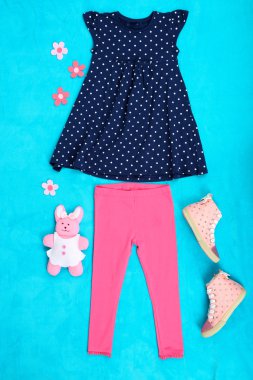 mavi zemin üzerine küçük kız için güzel elbiseler