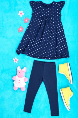 mavi zemin üzerine küçük kız için güzel elbiseler