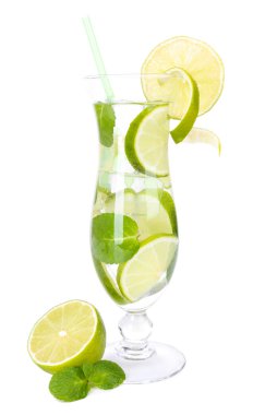 limon ve nane üzerinde beyaz izole kokteyl bardak