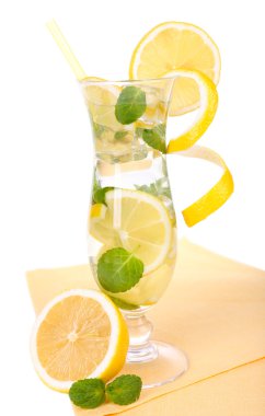 Bir bardak limonlu ve naneli kokteyl, beyaz üzerine izole edilmiş.