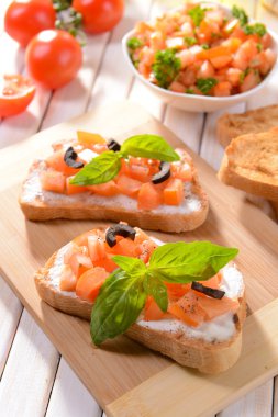 Kesme tahtasında domatesli lezzetli bruschetta.