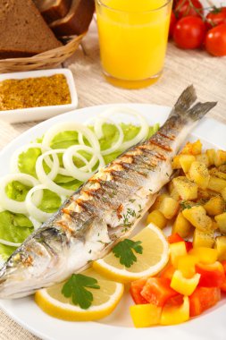 Nefis ızgara balık plaka üzerinde tablo yakın çekim