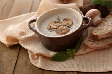 tencerede ahşap zemin üzerinde mantar çorbası