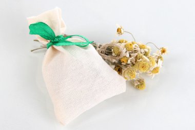 Tekstil poşet çantası ile üzerine beyaz izole kuru çiçekler