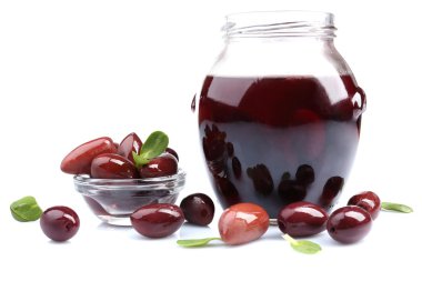 cam, üzerinde beyaz izole Siyah Zeytin