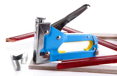 İnşaat zımba ve ahşap çerçeve üzerine beyaz izole