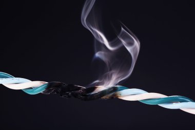 kısa devre, yanmış kablo siyah izole
