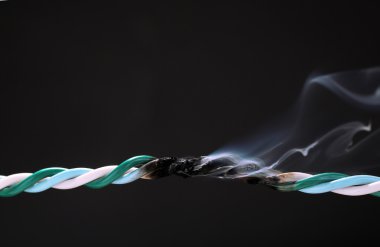 kısa devre, yanmış kablo siyah izole
