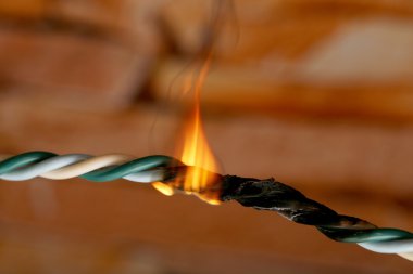 kısa devre, yanmış kablo, koyu renk arka plan üzerinde