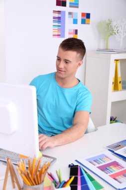 Ofiste çalışan genç yaratıcı tasarımcı
