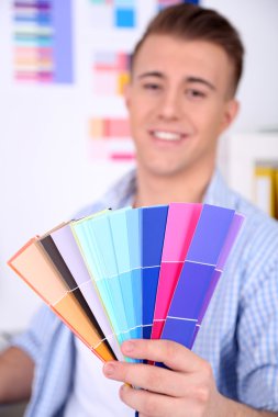 Ofiste çalışan genç yaratıcı tasarımcı